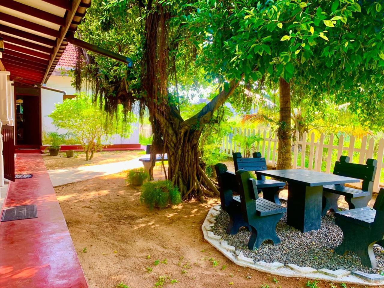 Surf Front Hotel Ahangama Bagian luar foto